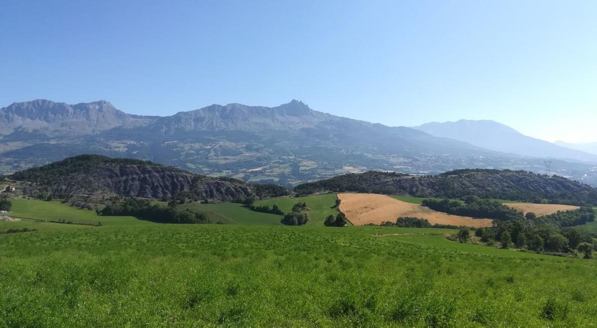 Image - Point de vue sur les terres noires et  sur les cols surplombant le village de Chorges