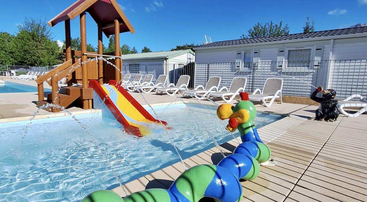 pataugeoire avec mini tobbogan -