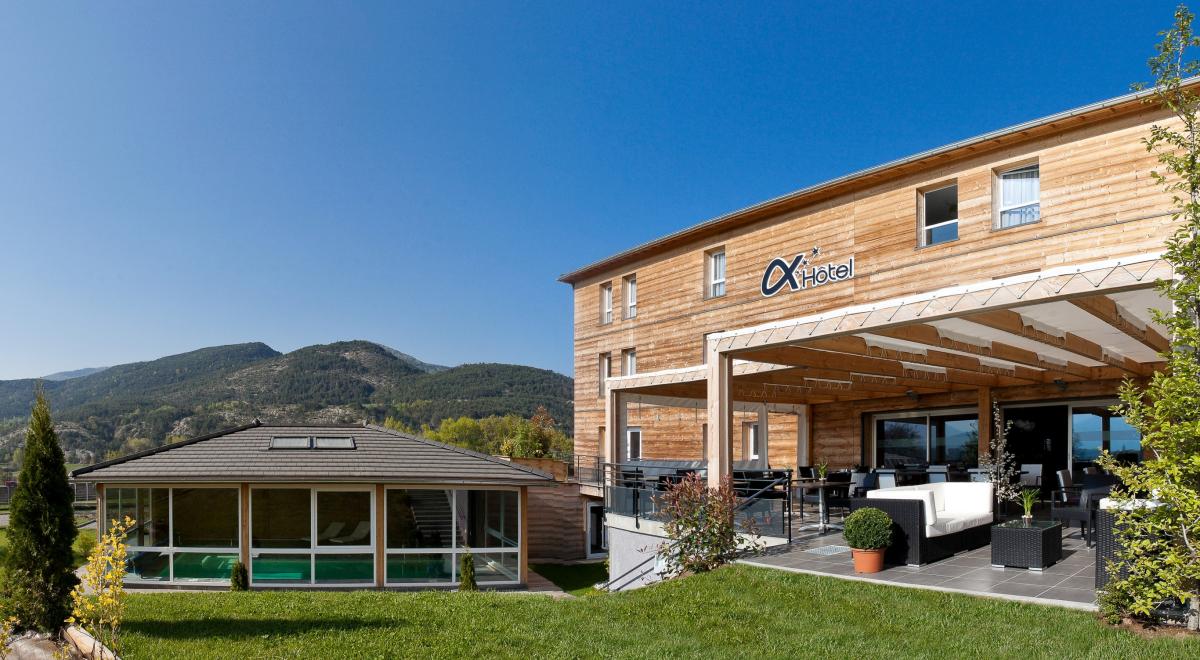 Ax'Hôtel Restaurant Spa à CHORGES 05 - Espace vert a l'arriere d'Ax'Hôtel Hautes-Alpes