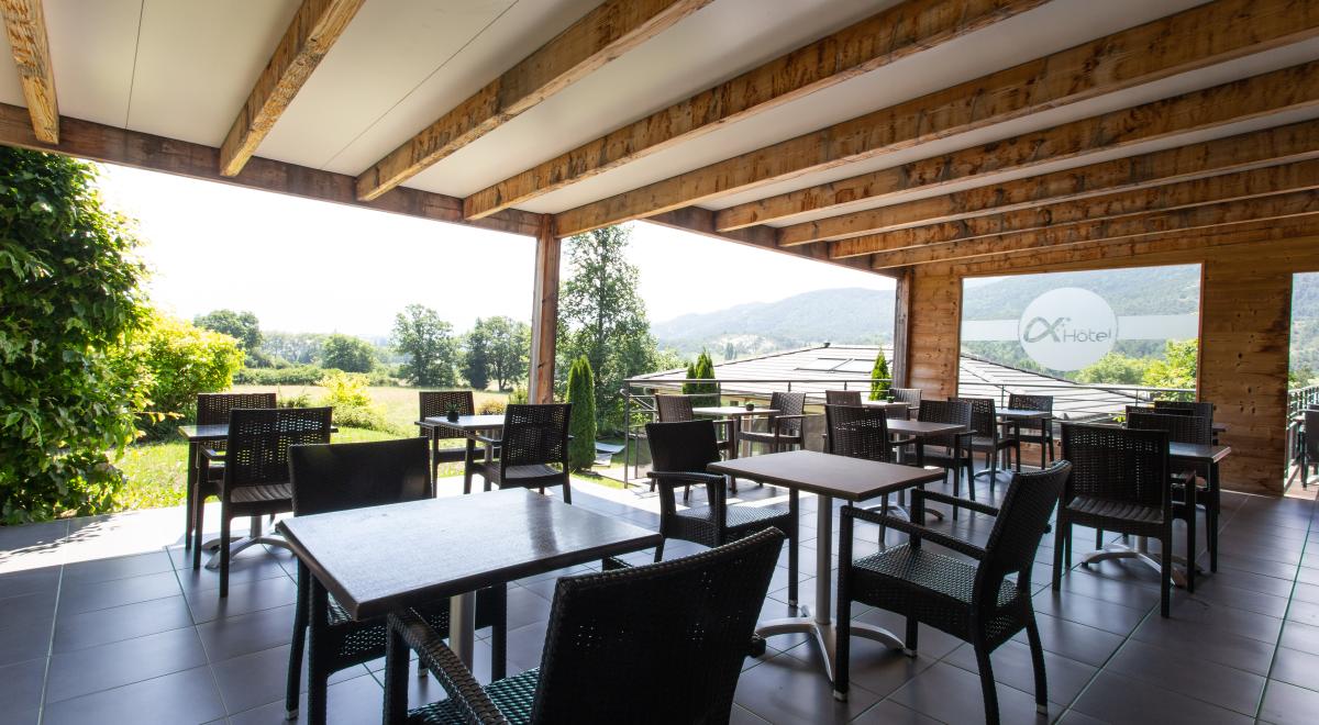 Ax'Hôtel Restaurant Spa à CHORGES 05 - Terrasse Ax'hôtel avec vue sur montagne des Ecrins