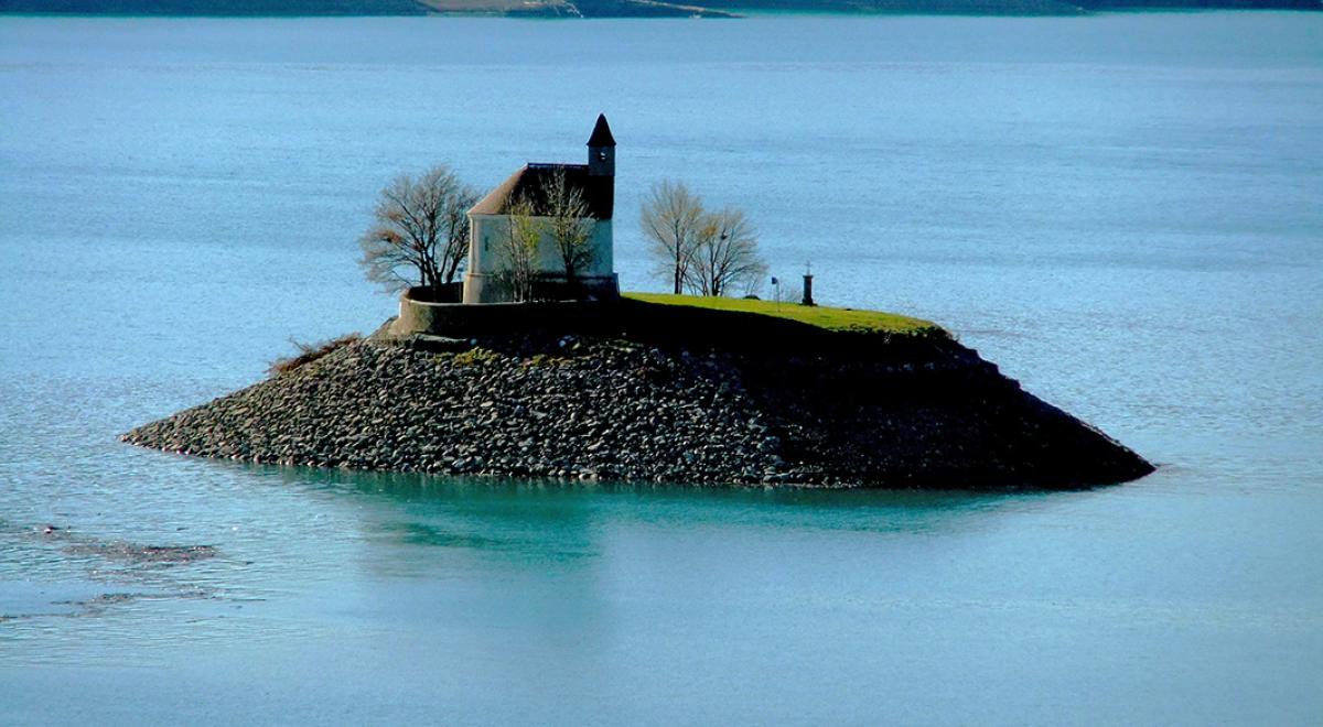 Chapelle St Michel du lac de Serre-Ponçon La chapele St Michel sur son petit îlot au milieu des flots bleus