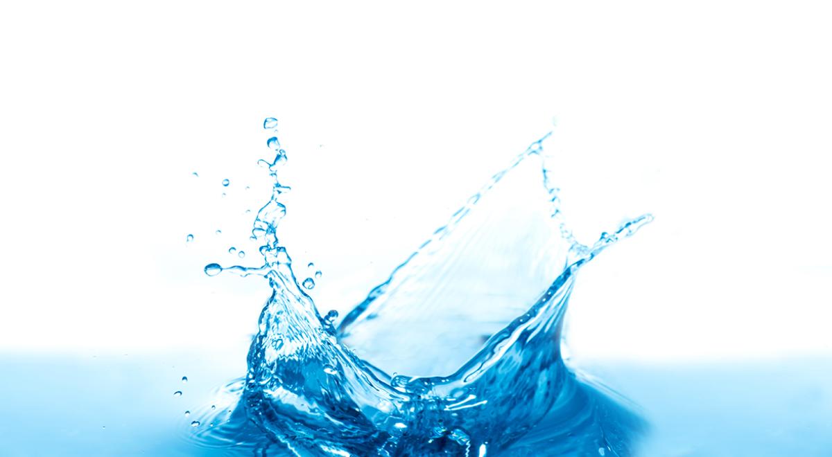 Une goutte d'eau s'écrase à la surface de l'eau