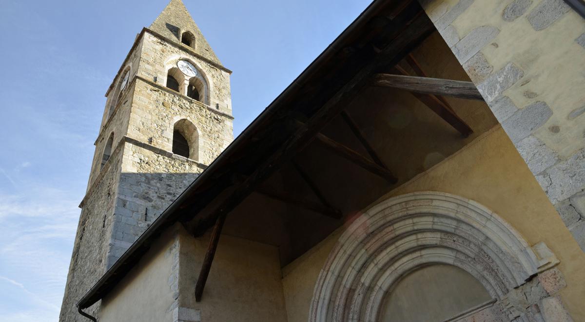L'église Saint-Victor de Chorges : un patrimoine original Clocher et porche de l'église Saint-Victor de Chorges