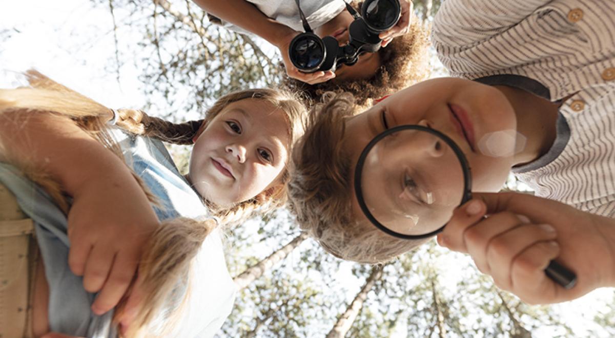 Jeu-de-piste-Chorges Des enfants avec une loupe et un parchemin font un jeu de piste