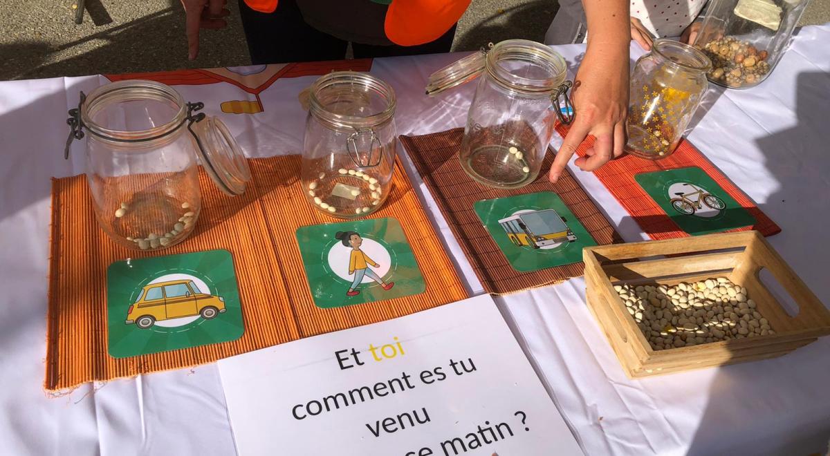 Des bocaux de graines posés sur une table pour indiquer comment les enfants sont venus à l'école