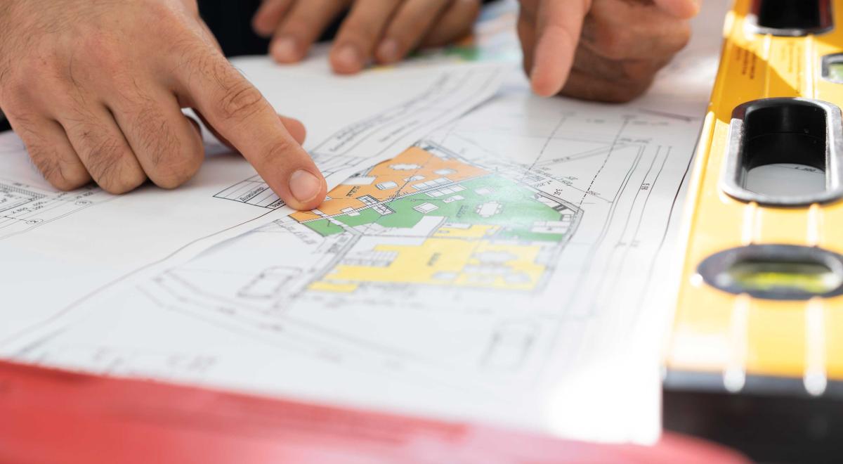Des mains sur un plan d'urbanisme