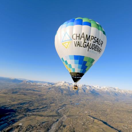Hautes-Alpes Montgolfière à Chorges - Montgolfière en vol
