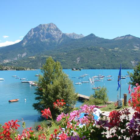 Vue Lac, Chapelle St Michel, Pic Morgon - Vue depuis le réfectoire du centre Vue Lac, Chapelle St Michel, Pic Morgon - Vue depuis le réfectoire du centre