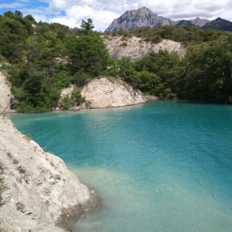 Image - Une petite anse du lac de Serre-Ponçon Image - Une petite anse du lac de Serre-Ponçon