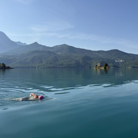 Nageur devant la Chapelle