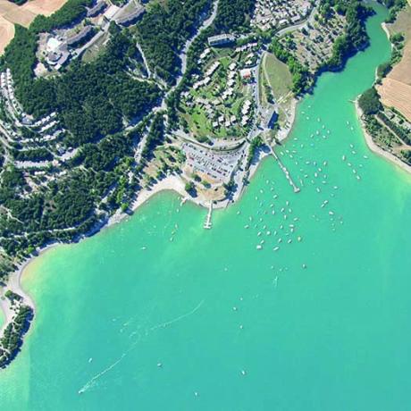 La terre des Hautes Alpes se découpe sur les eaux turquoises du lac de Serre-Ponçon