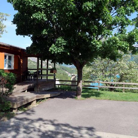 Un chalet accessible aux personnes en fauteuil au camping municipal de Chorges