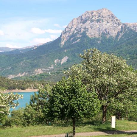 Vue de la montagne du Grand Morgon depuis le camping municipal de la Baie Saint Michel