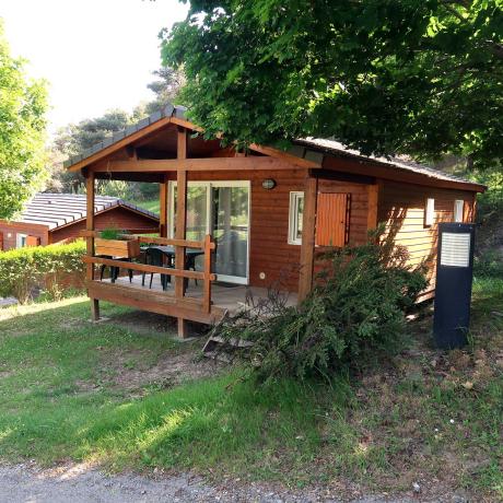 Un chalet en bois dans son cocon de verdure
