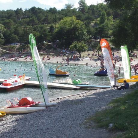 Plage des pommiers avec des voiliers à la Baie Saint-Michel de Chorges
