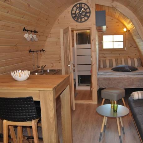 Intérieur d'un pod en bois : petit et confortable au camping de Chorges