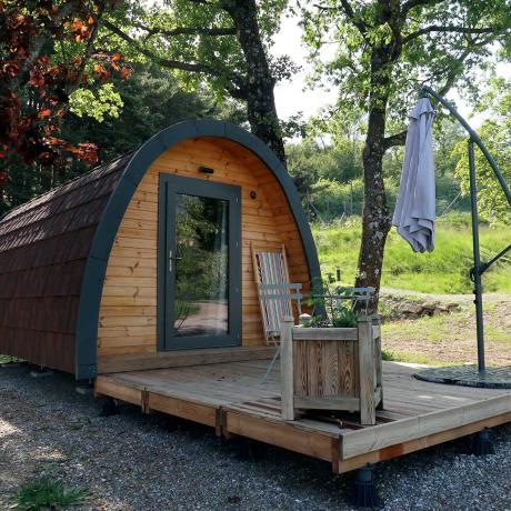 Petit pod au milieu de la nature avec sa terrasse et son parasol