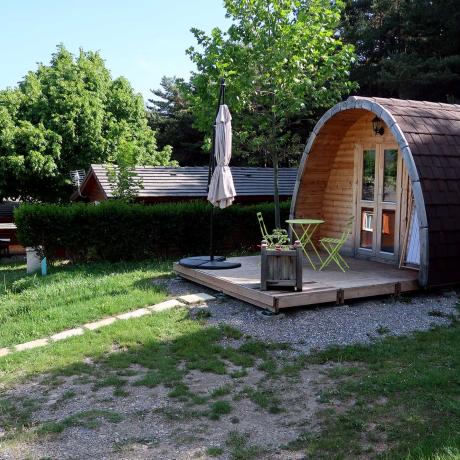 Un pod, petit chalet tout en rondeur, au camping de Chorges