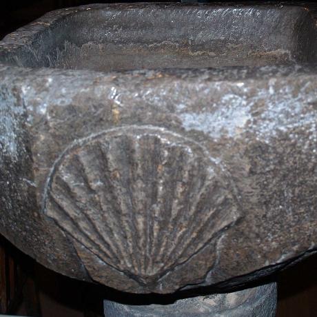 Bénitier de l'église St Victor de Chorges avec sa coquille St Jacques Bénitier avec coquille Saint Jacques entrée de l'église de Chorges