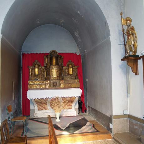 Chapelle de l'église Saint-Victor de Chorges Chapelle avec autel de doré de l'église Saint-Victor de Chorges