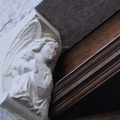 Chapiteau de l'église Saint-Victor de Chorges Chapiteau de la porte d'entrée avec sculpture d'ange de l'église Saint-Victor de Chorges