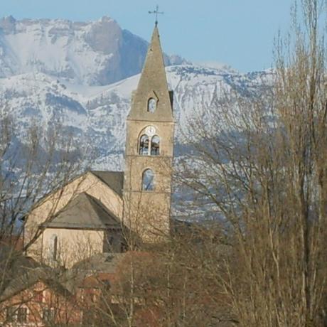 Eglise Saint-Victor avec son clocher en automne