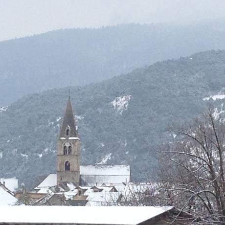 Eglise Saint-Victor de Chorges en hiver Eglise Saint-Victor  de Chorges en hiver avec la neige recouvrant les toits