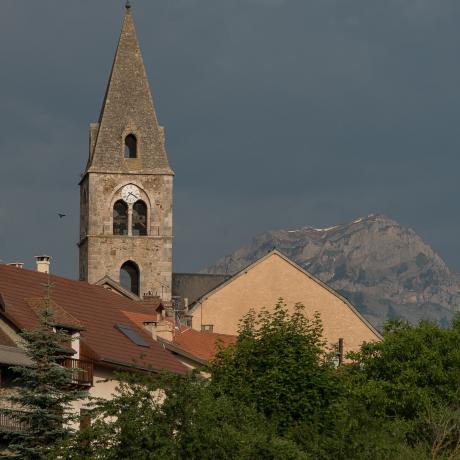 Temps d'orage au dessus de Chorges Eglise Saint Victor de Chorges sous un ciel noir d'orage