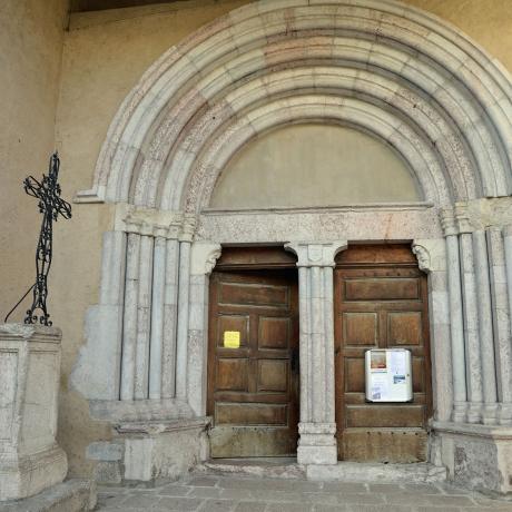 Porche de l'Eglise Saint-Victor de Chorges Porche roman de l'église Saint-Victor - avec ses colonnes latérales et centrales