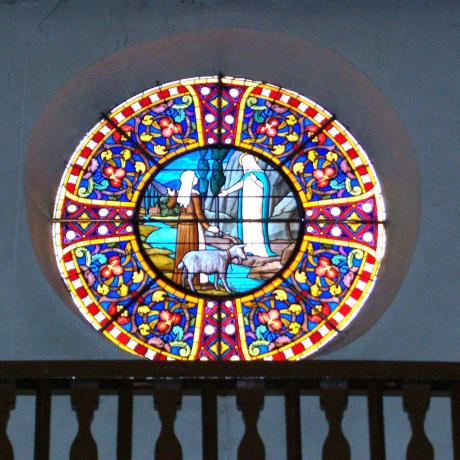 Rosace de l'église Saint-Victor de Chorges vitrail rosace coloré église Saint-Victor de Chorges