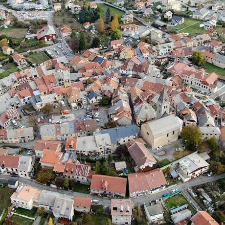 Vue aérienne du bourg de Chorges, en cercle autour de l'église