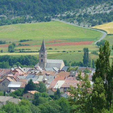 La ville de Chorges dans un paysage d'été verdoyant