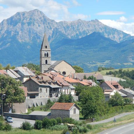 Le clocher de l'église St-Victor à Chorges se détache sur la montagne du Grand Morgon