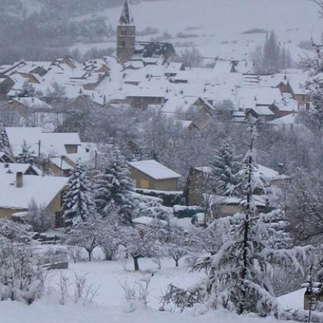 Chorges avec l'église St-Victor sous la neige