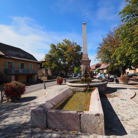 Fontaine du Fort avec son long bassin en pierre