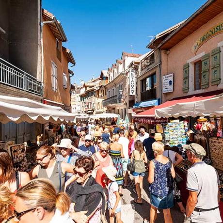 Marché d'été avec stands et beaucoup de monde dans la Grande rue