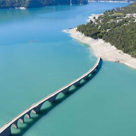 Vue aérienne du pont de Chanteloube sortant de l'eau