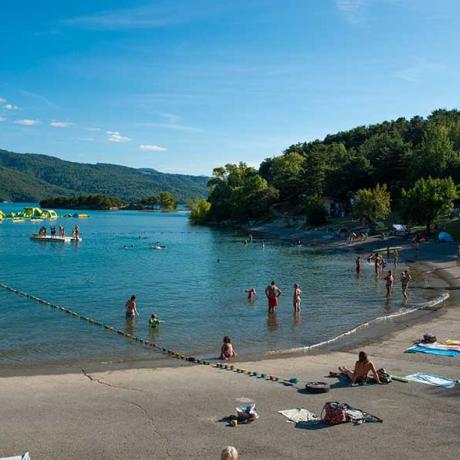 Plage avec baigneurs sur le lac de Serre-Ponçon