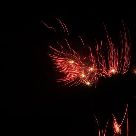 Des fusées rouges dans le ciel de Chorges avec leurs retombées rouges aussi