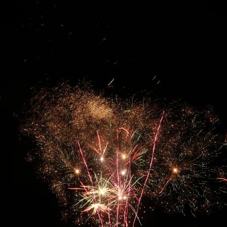 Palmier rouge, bleu et doré entouré d'étoiles dorées dans le ciel de Chorges