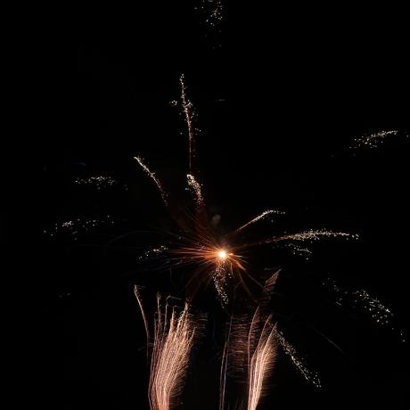 Une fusée de feu d'artifice dans le ciel