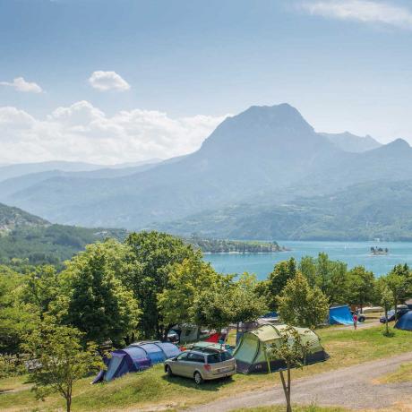Vue du camping municipal de la Baie Saint-Michel avec lac et Grand Morgon