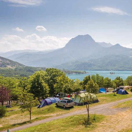 Camping municipal de la Baie St Michel - lac de Serre-Ponçon Camping de la Baie St Michel - Vue sur le lac de Serre-Ponçon (Hautes Alpes)