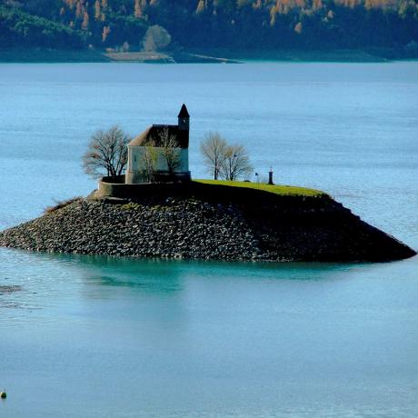 La chapele St Michel sur son petit îlot au milieu des flots bleus