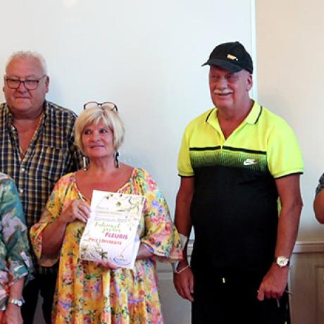 Résultats du concours balcons et jardins fleuris Chorges 2022 lauréats du concours avec leur certificat en présence des élus
