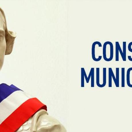Conseil Municipal Mariane avec son écharpe annonçant le conseil municipal