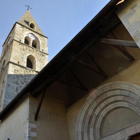 Clocher et porche de l'église Saint-Victor de Chorges