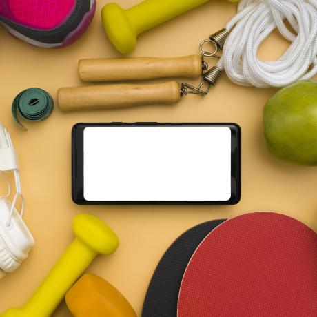 mise-a-plat-du-smartphone-avec-les-essentiels-du-sport-et-des-ecouteurs.jpg
